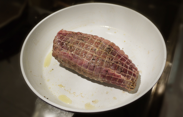 工程④お肉に焼き目を付けます