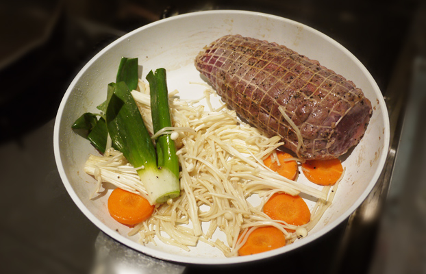 工程⑤お肉を焼きながら野菜も炒めます