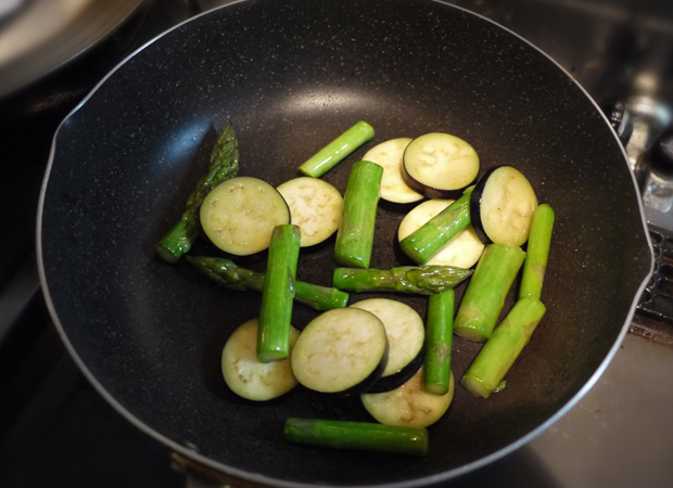 工程④お好みの野菜を炒めます