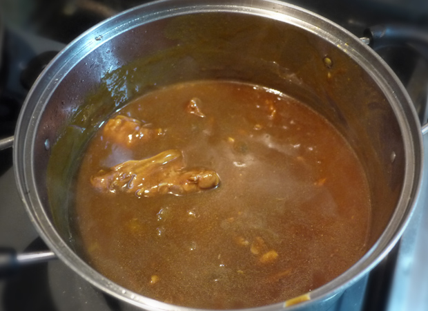 工程⑤豚肋軟骨の鍋にカレー粉を入れ味を調える